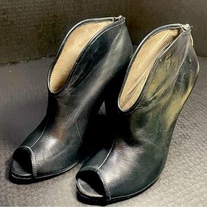 Gorgeous Vince Camuto Butter soft Black Nappa open toe bootie size 5.5M LIKE NEW